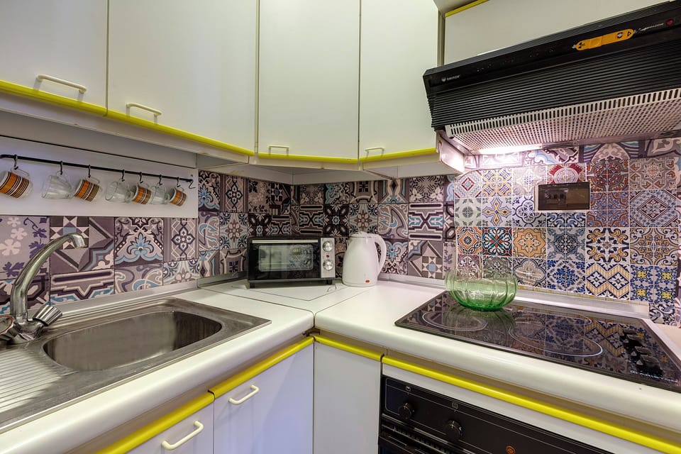 Apartment | Private kitchenette | Fridge, microwave, oven, electric kettle