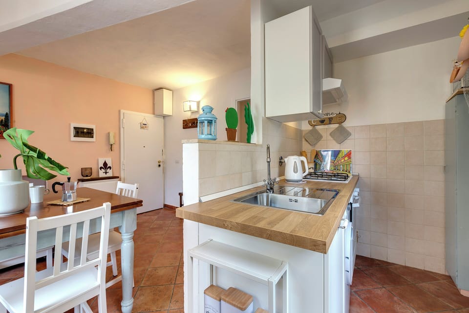 Apartment | Private kitchenette | Fridge, oven, electric kettle, cookware/dishes/utensils