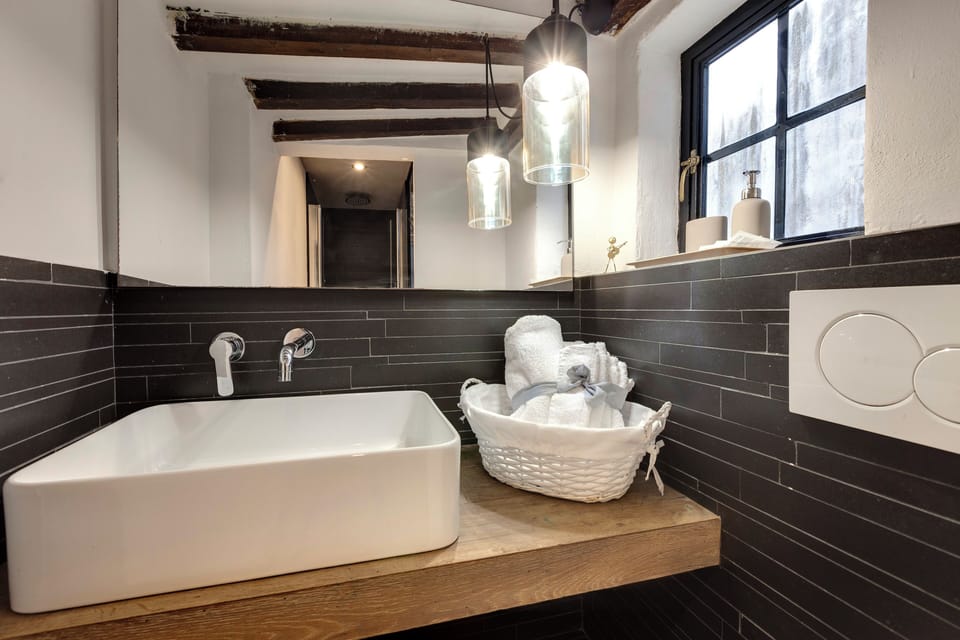 Studio | Bathroom | Shower, hair dryer, bidet, towels