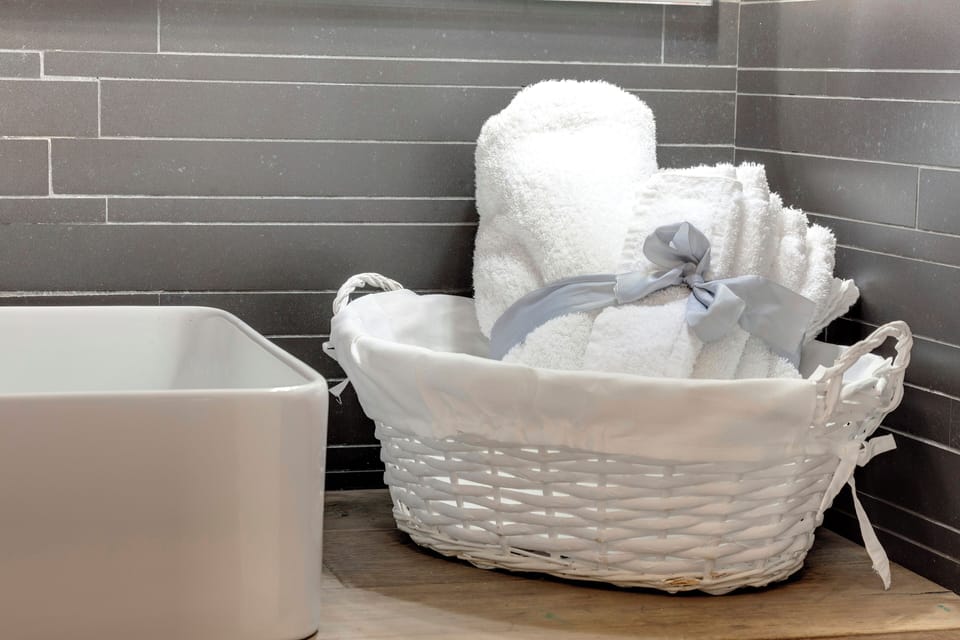 Studio | Bathroom | Shower, hair dryer, bidet, towels
