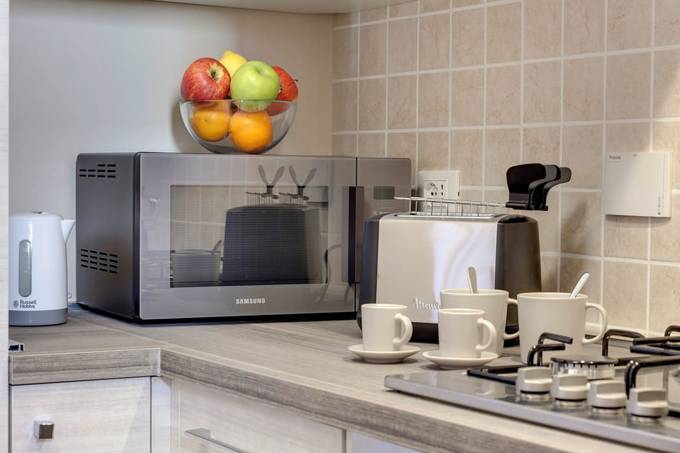 Full-size fridge, microwave, oven, coffee/tea maker