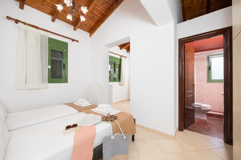 Twin bedroom with en suite bathroom and A/C