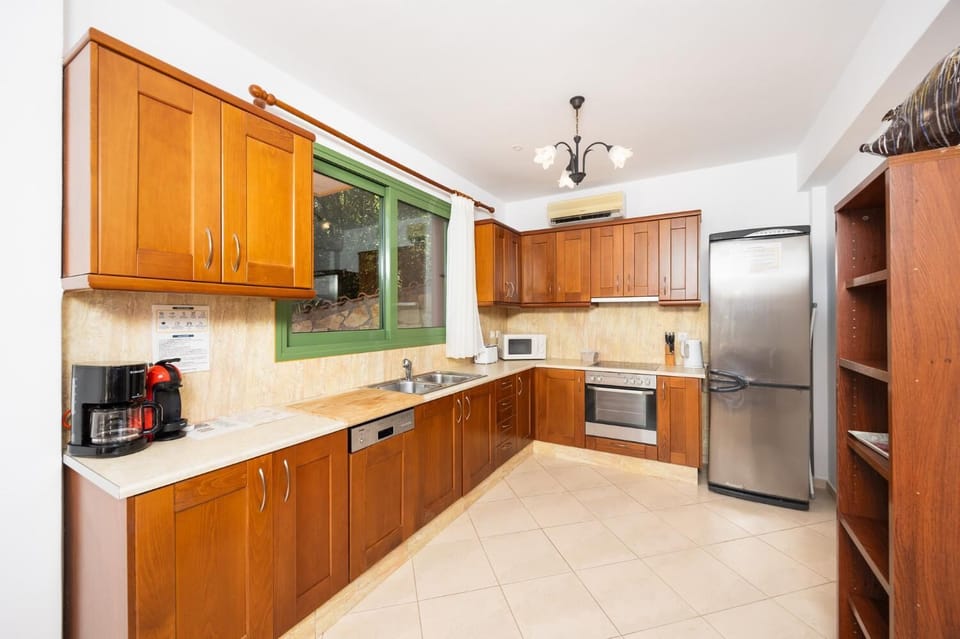 Equipped kitchen with dining area and A/C