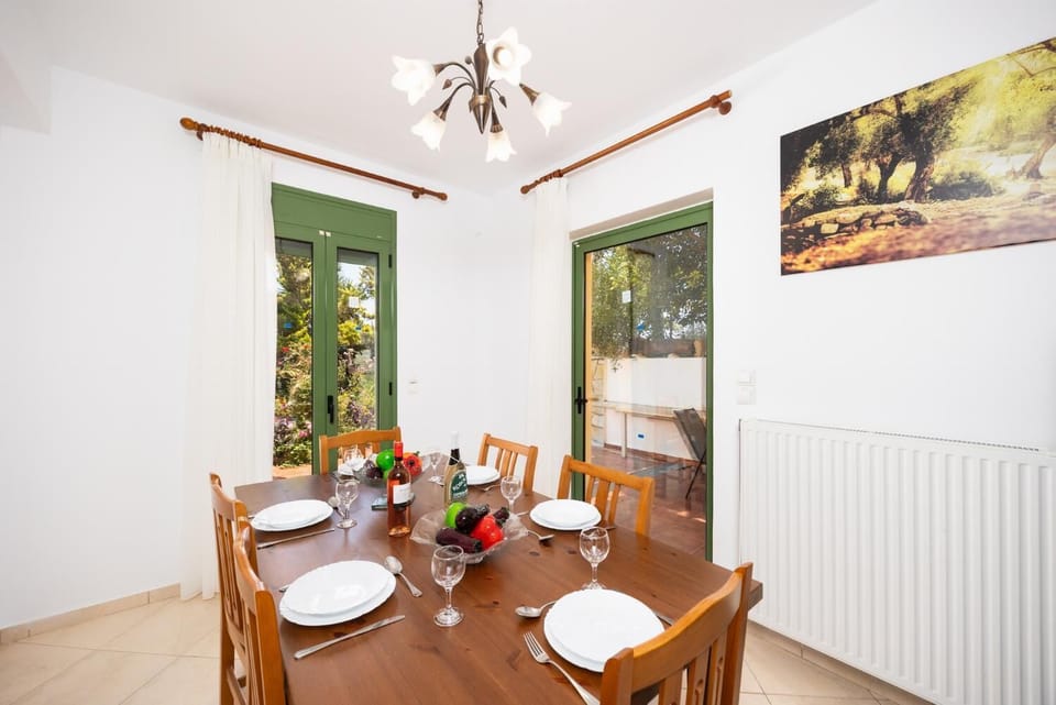 Equipped kitchen with A/C and dining area