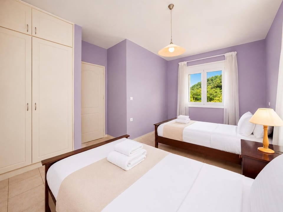 Twin bedroom with A/C