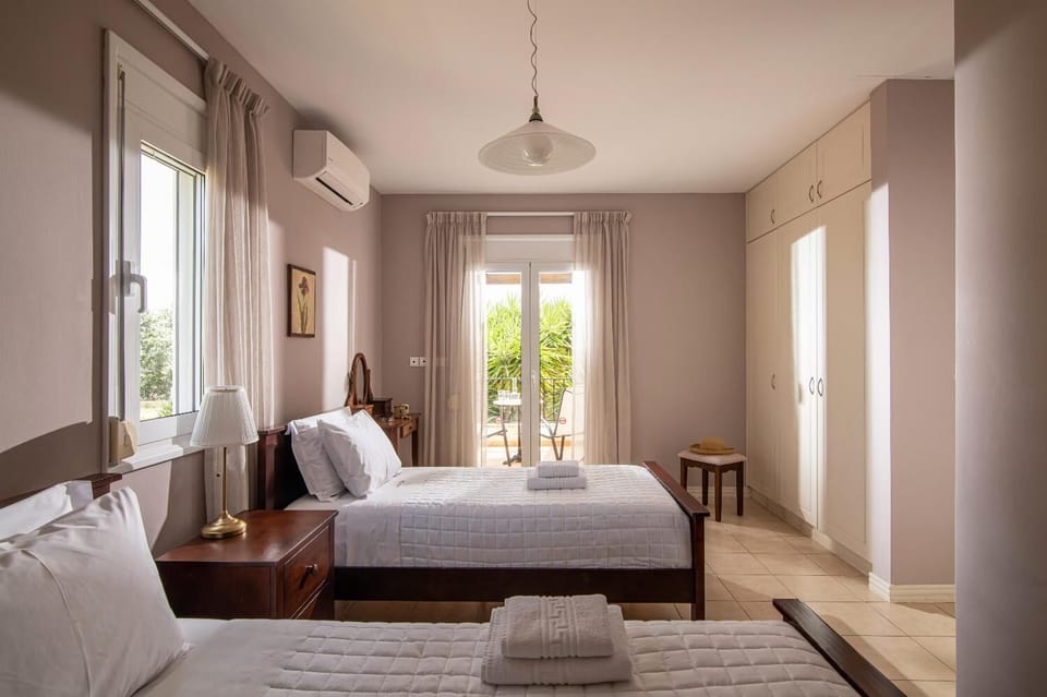 Twin bedroom with A/C