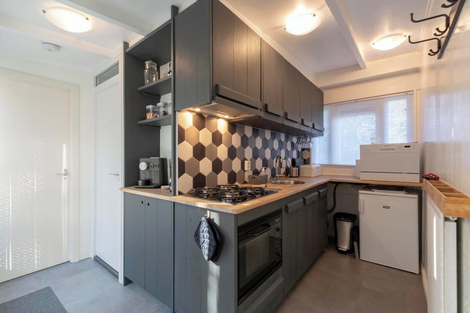 Bungalow | Private kitchen | Electric kettle, toaster, highchair
