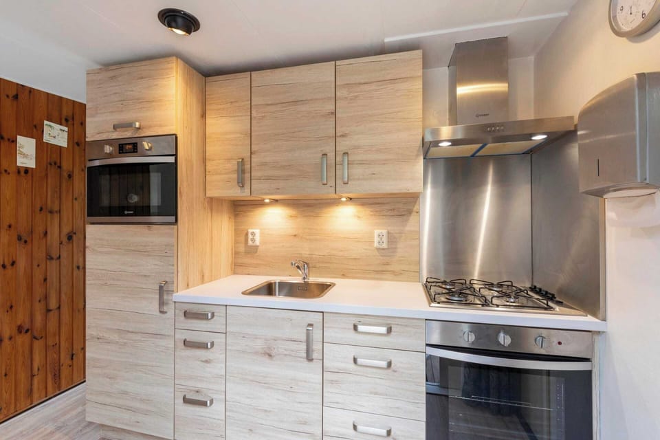 Bungalow | Private kitchen | Stovetop, electric kettle, toaster