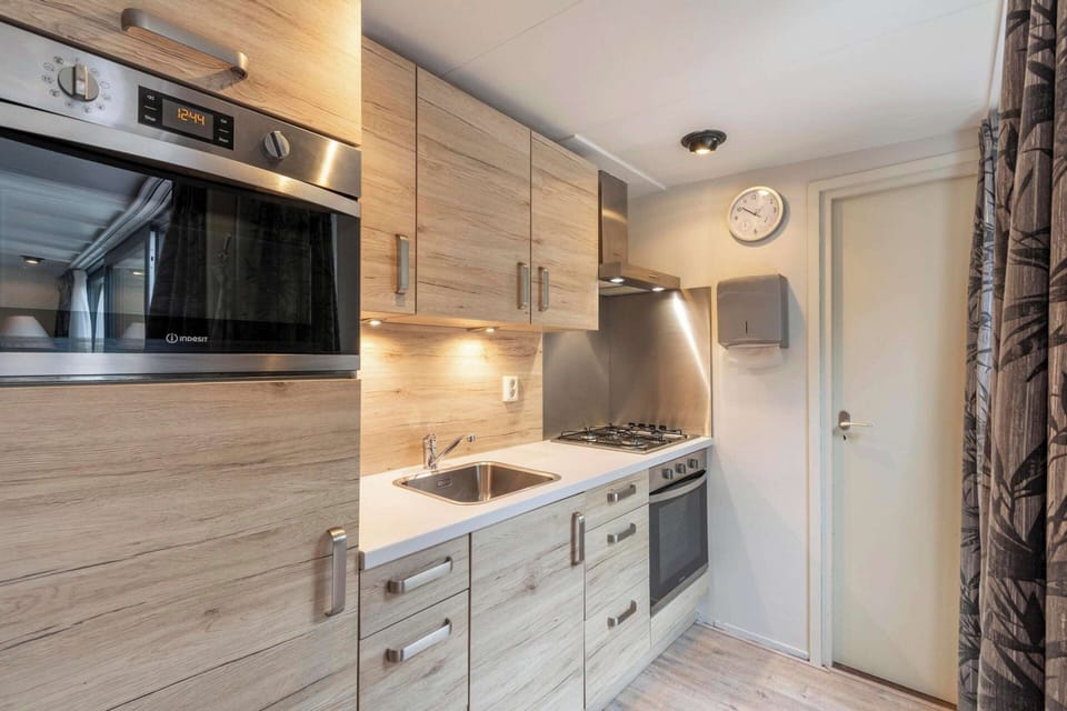 Bungalow | Private kitchen | Stovetop, electric kettle, toaster