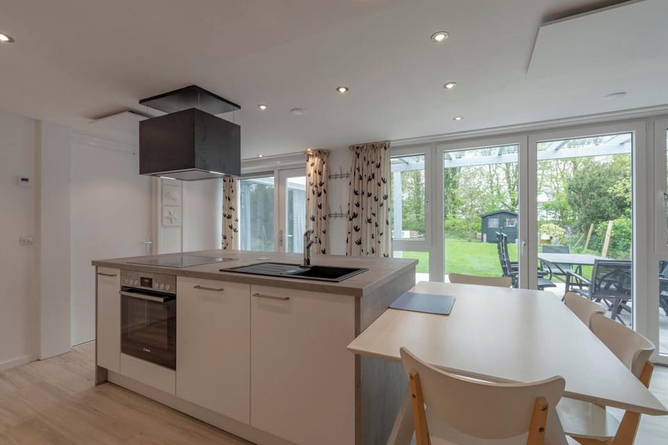 Bungalow | Private kitchen | Electric kettle, toaster