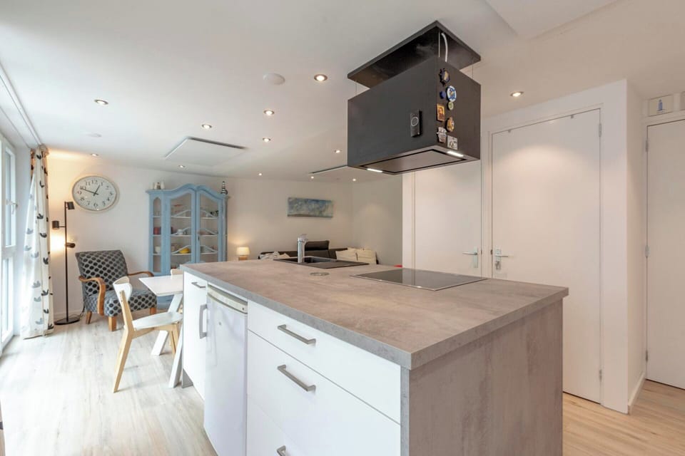 Bungalow | Private kitchen | Electric kettle, toaster