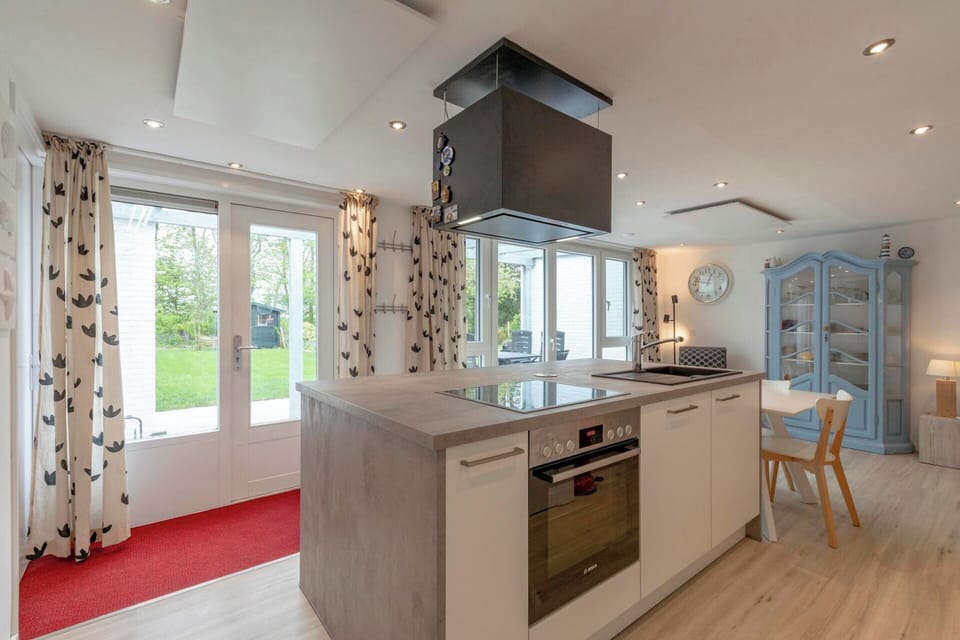 Bungalow | Private kitchen | Electric kettle, toaster