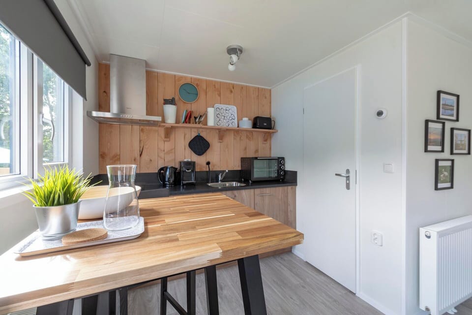 Mobile Home | Private kitchen | Electric kettle, toaster, cookware/dishes/utensils