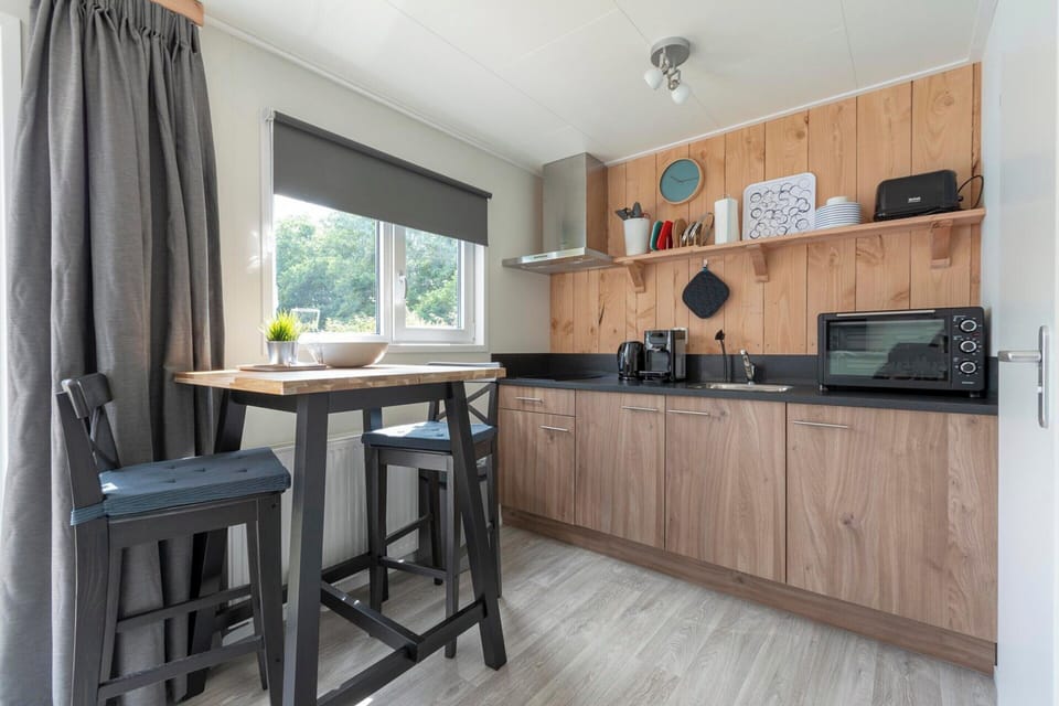 Mobile Home | Private kitchen | Electric kettle, toaster, cookware/dishes/utensils