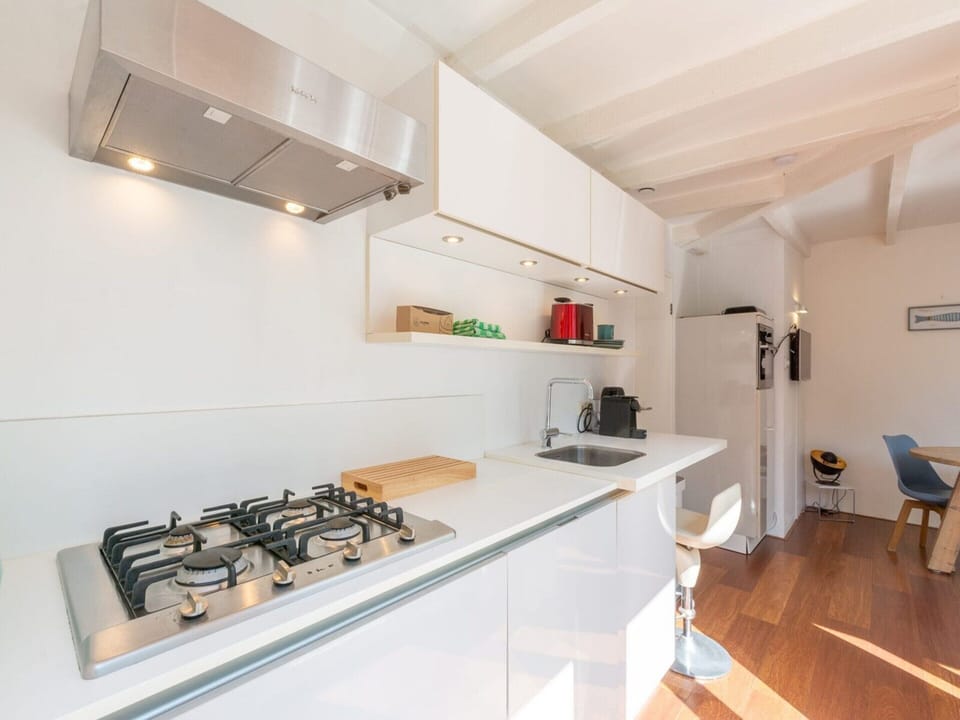 Bungalow | Private kitchen | Stovetop, electric kettle, toaster