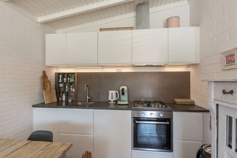 Bungalow | Private kitchen | Electric kettle, toaster, highchair