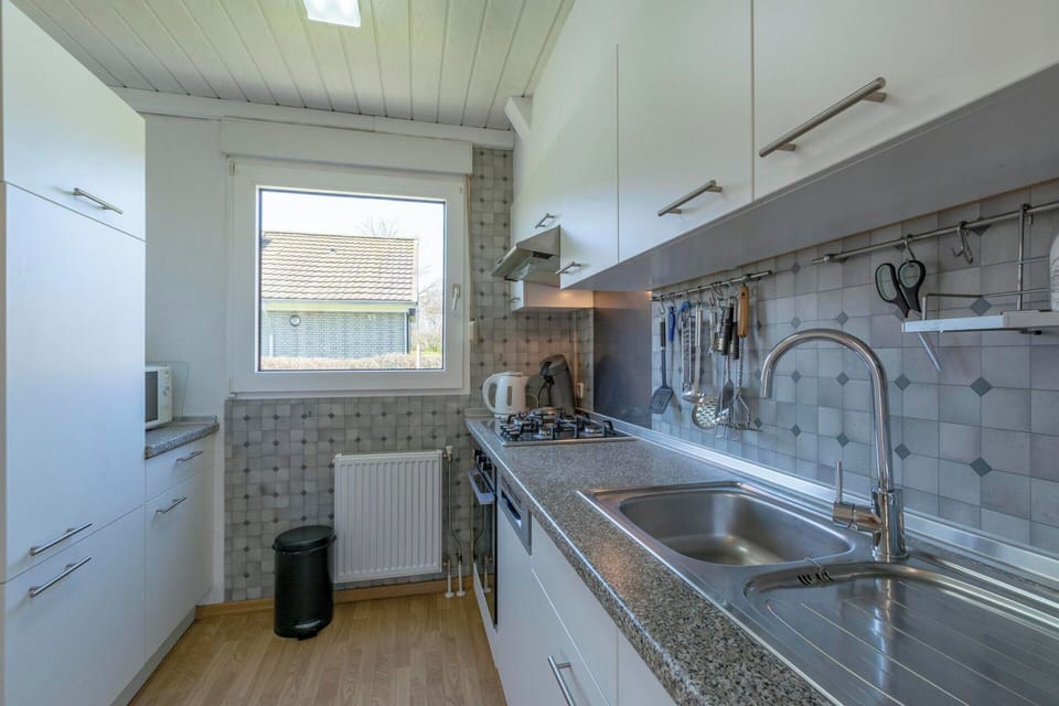 Bungalow | Private kitchen | Electric kettle, toaster