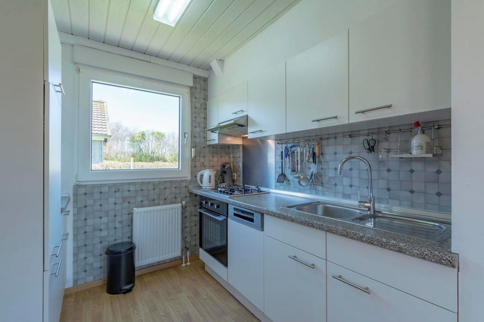 Bungalow | Private kitchen | Electric kettle, toaster