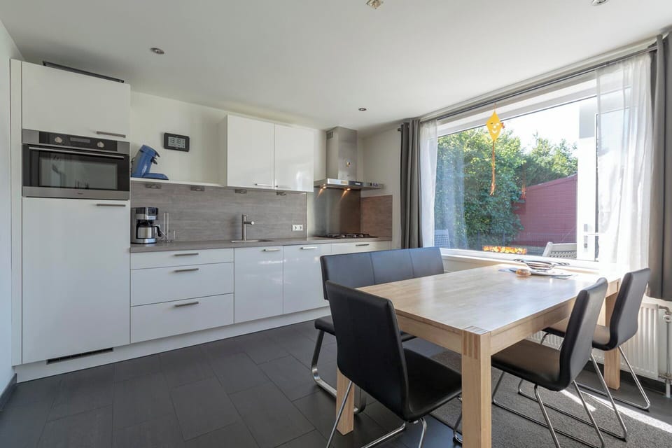 Bungalow | Private kitchen | Electric kettle, toaster