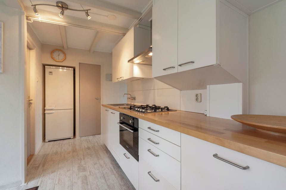 Bungalow | Private kitchen | Electric kettle, toaster