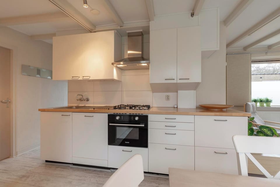Bungalow | Private kitchen | Electric kettle, toaster