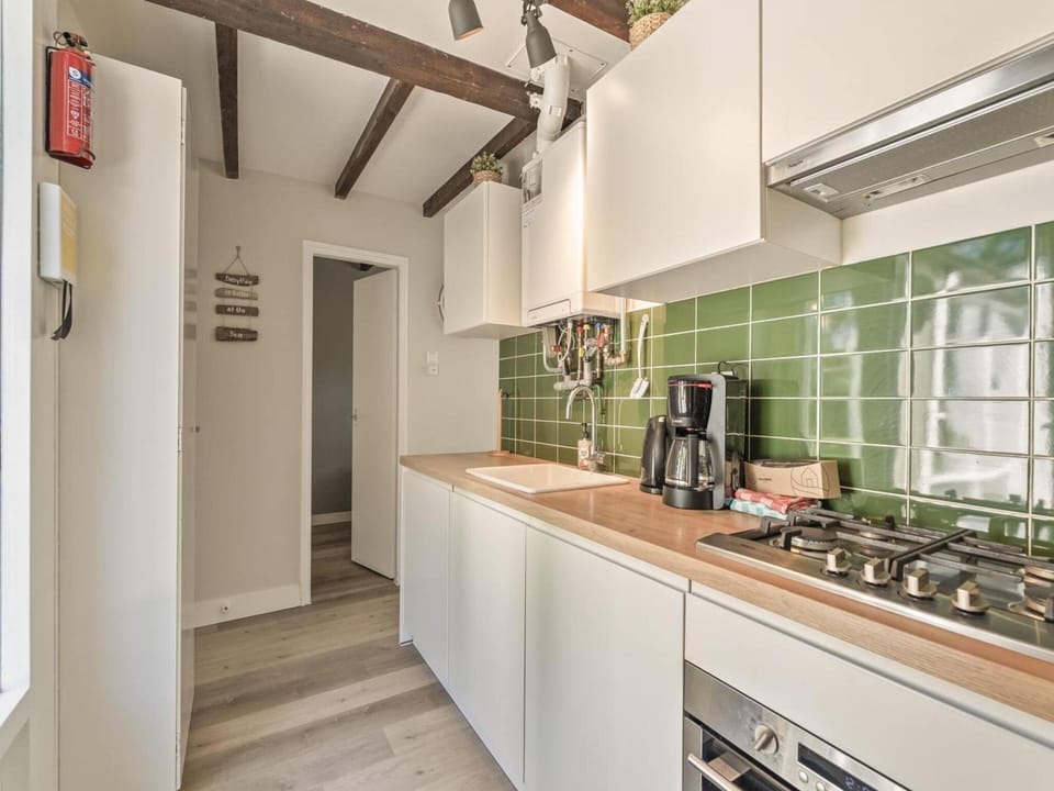 Bungalow | Private kitchen | Electric kettle, toaster, highchair