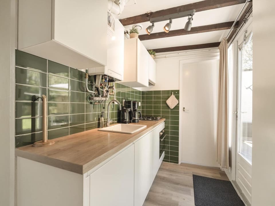 Bungalow | Private kitchen | Electric kettle, toaster, highchair