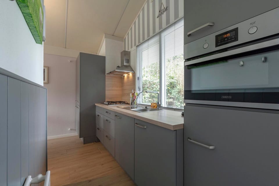 Bungalow | Private kitchen | Stovetop, electric kettle, toaster, highchair
