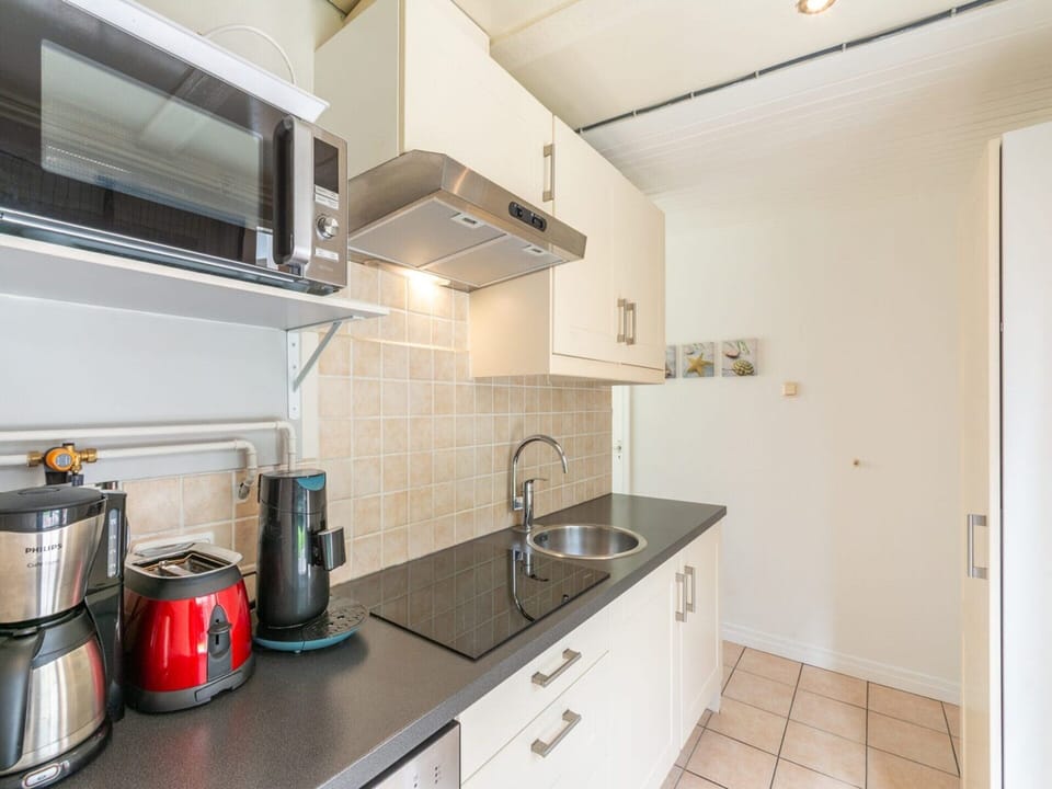 Bungalow | Private kitchen | Electric kettle, toaster, highchair