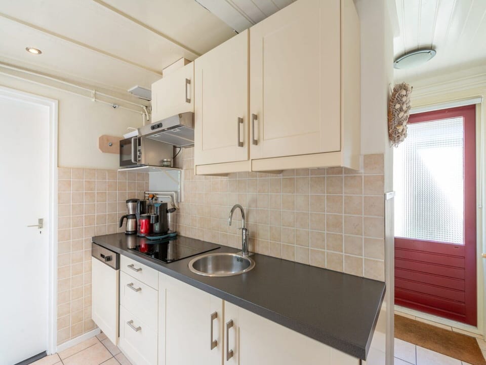 Bungalow | Private kitchen | Electric kettle, toaster, highchair