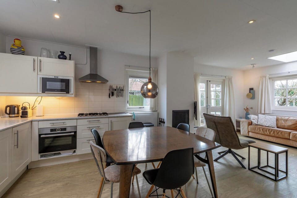 Bungalow | Private kitchen | Electric kettle, toaster
