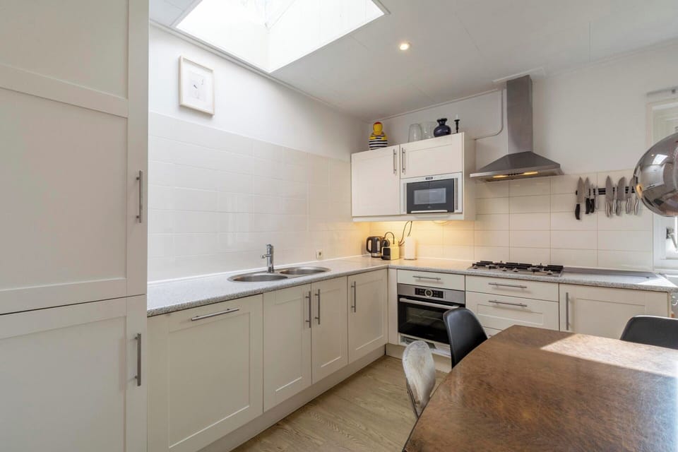 Bungalow | Private kitchen | Electric kettle, toaster