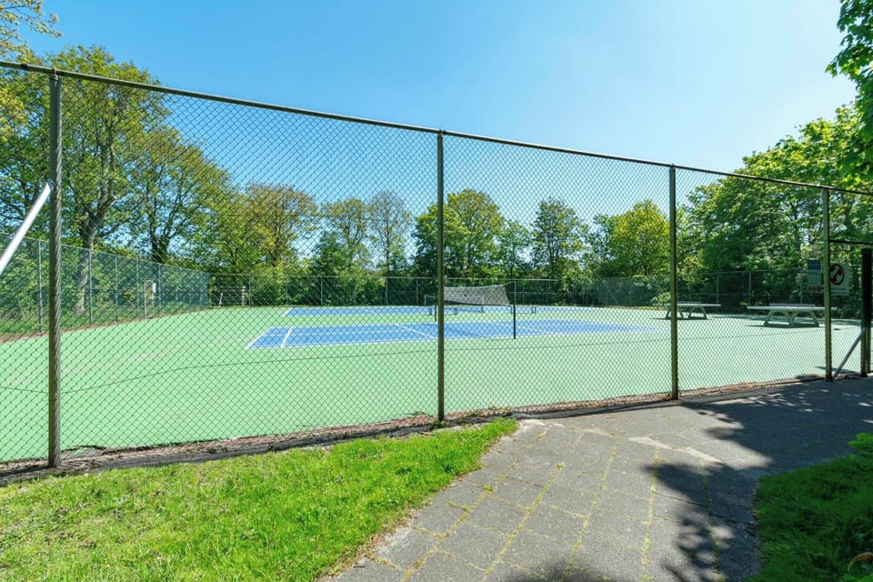 Bungalow | Sport court