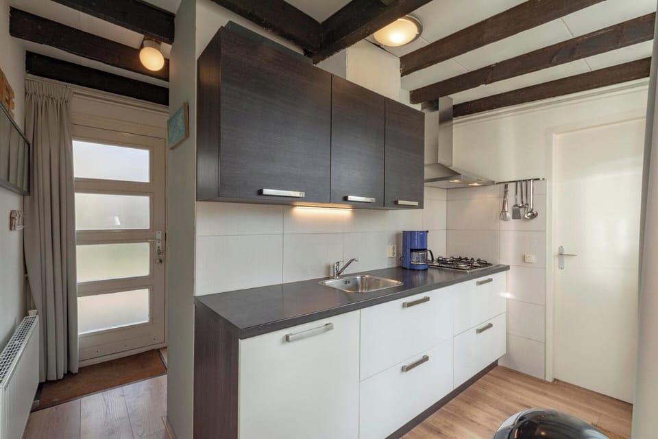 Bungalow | Private kitchen | Electric kettle, toaster, highchair