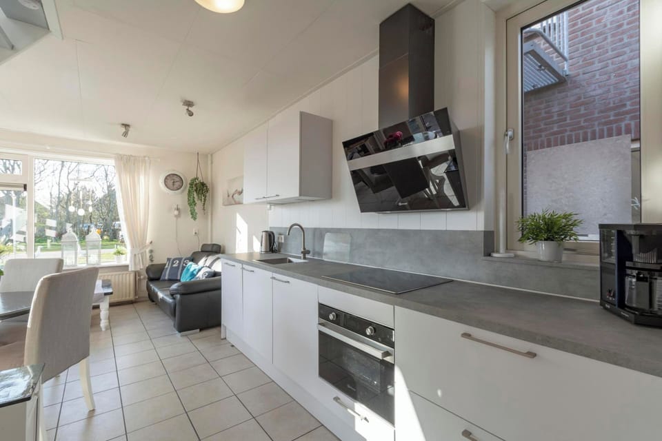 Bungalow | Private kitchen | Electric kettle, toaster, highchair