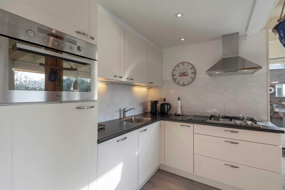 Bungalow | Private kitchen | Stovetop, electric kettle, toaster