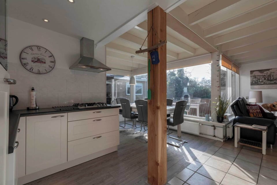 Bungalow | Private kitchen | Stovetop, electric kettle, toaster
