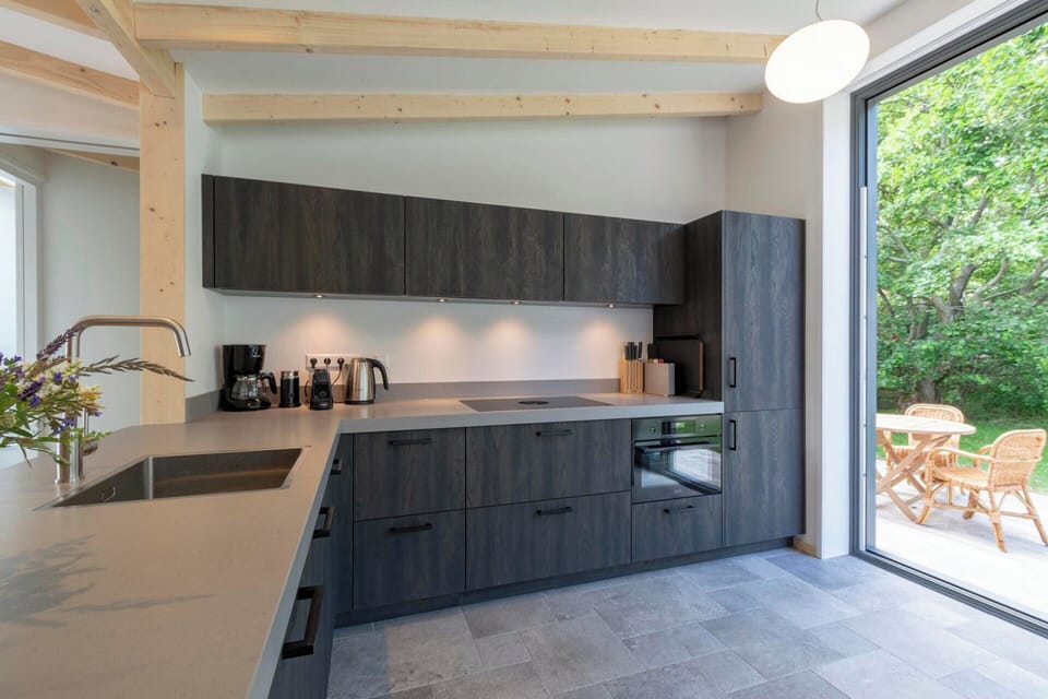 Bungalow | Private kitchen | Stovetop, electric kettle, toaster, highchair