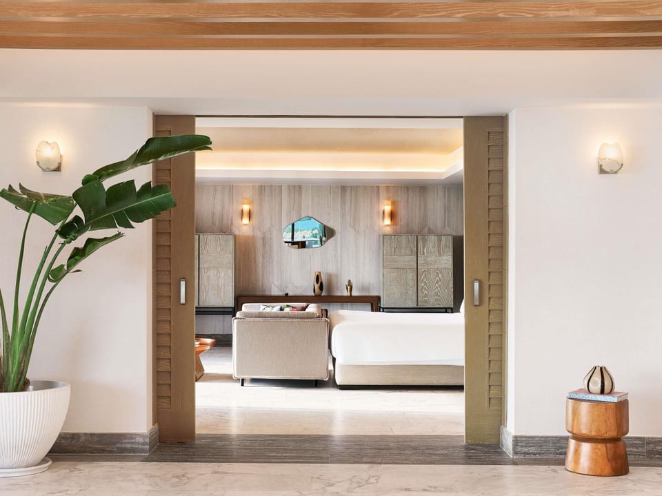 Premium bedding, free minibar, in-room safe, desk