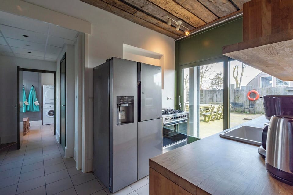 Villa | Private kitchen | Stovetop, highchair