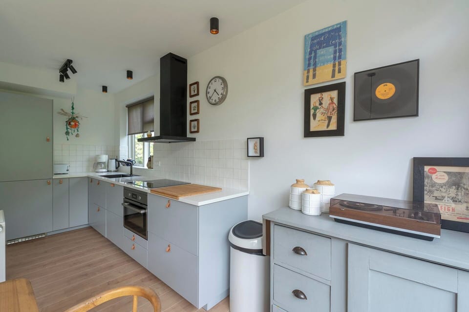 Bungalow | Private kitchen | Electric kettle, toaster, highchair