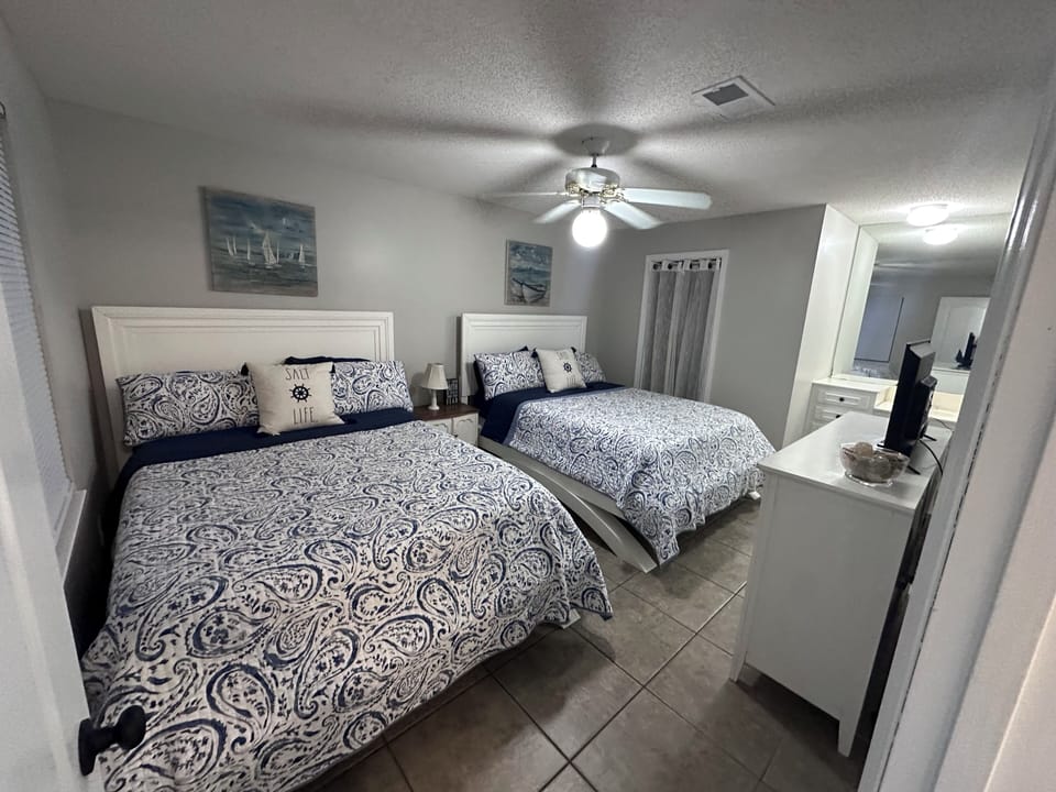 Bedroom with two queens 