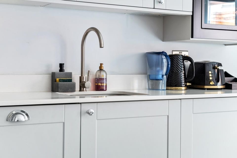 Apartment | Private kitchen | Fridge, microwave, oven, stovetop