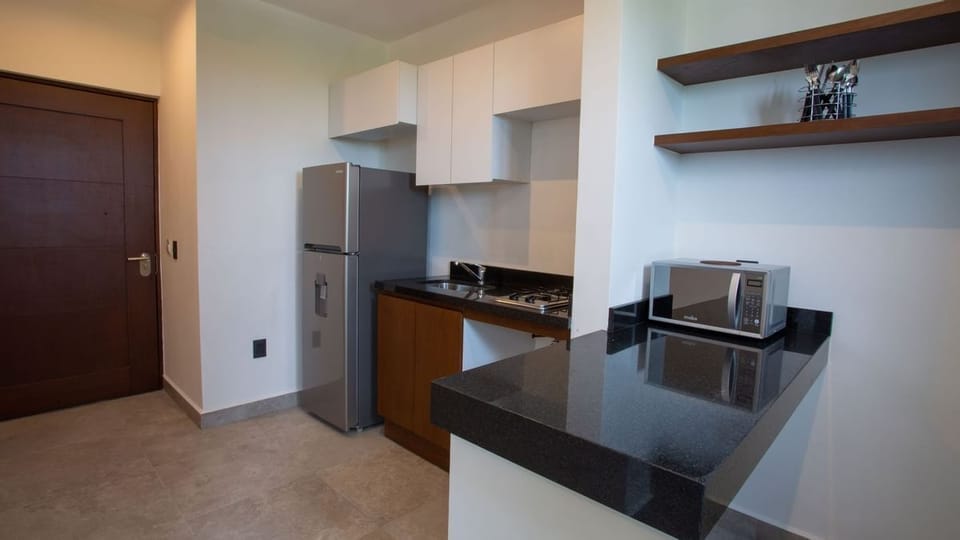 Full-size fridge, microwave, oven, stovetop