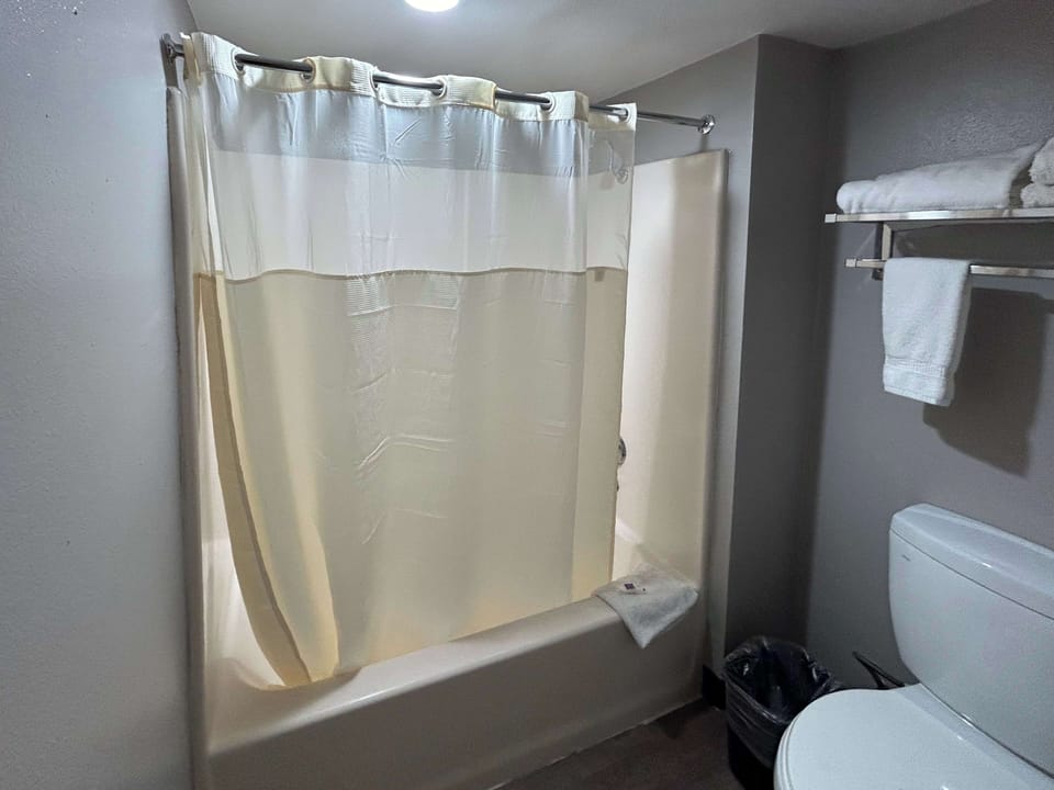 Combined shower/tub, towels