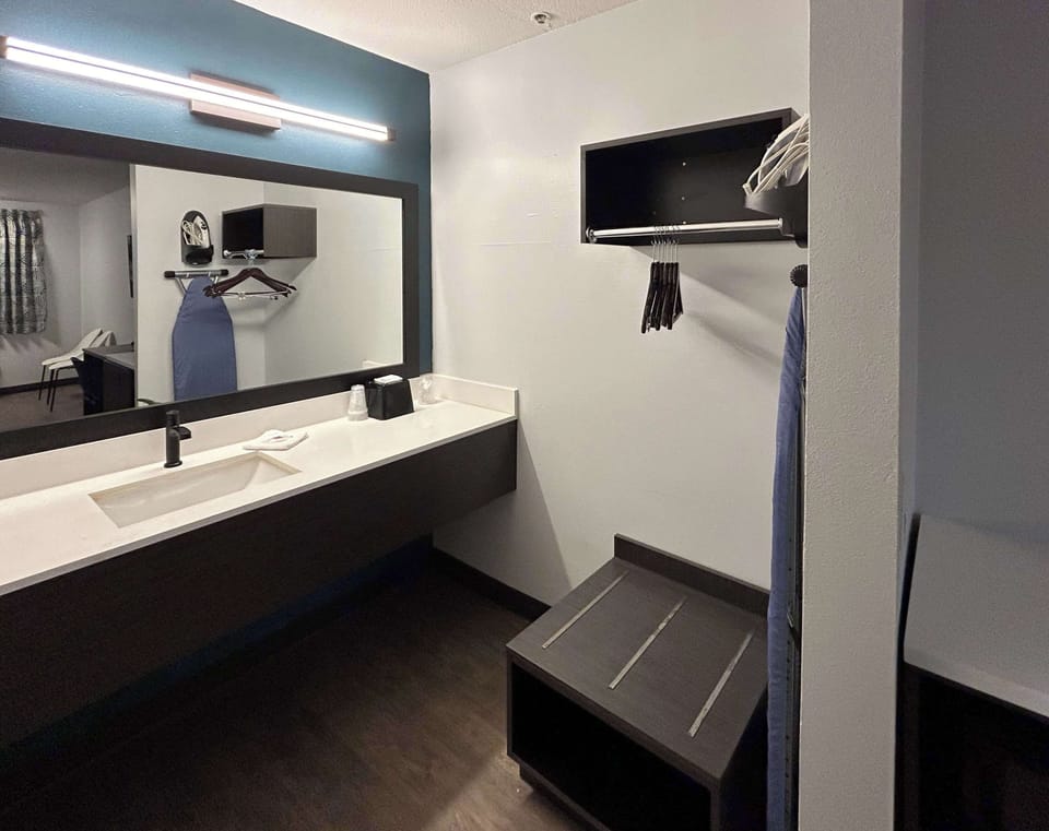 Combined shower/tub, towels