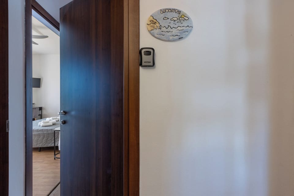 Classic Double or Twin Room, Courtyard View | Soundproofing, iron/ironing board, free WiFi