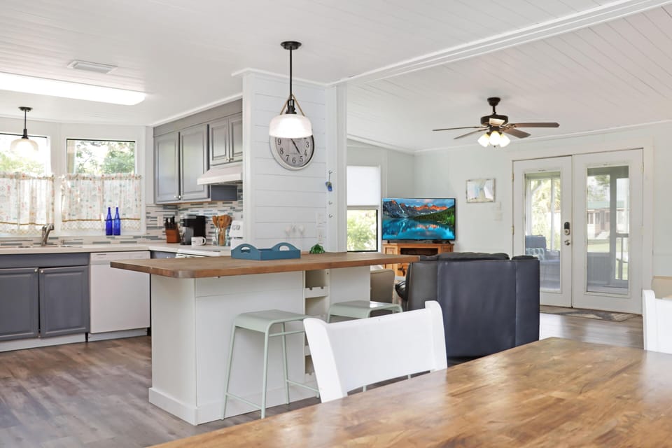 House, Multiple Beds (Livin' Like Larry) | Private kitchen | Oven, toaster