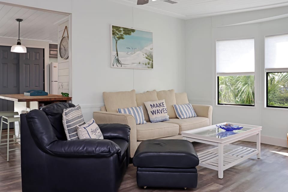House, Multiple Beds (Livin' Like Larry) | Living area