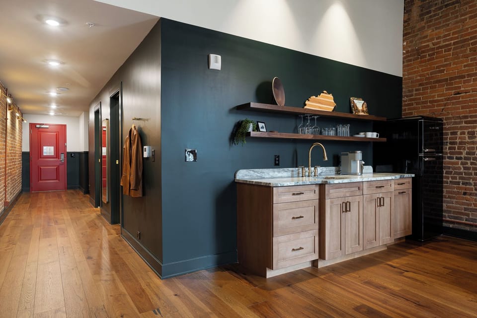 Deluxe Suite | In-room safe, desk, laptop workspace, blackout drapes